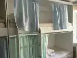 Односпальная кровать в общем номере с 10 кроватями