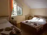Трехместный номер эконом-класса с общей ванной комнатой