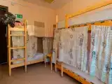 Спальное место на двухъярусной кровати в общем номере для мужчин и женщин
