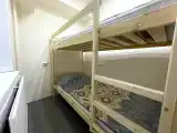 Спальное место на двухъярусной кровати в общем номере для женщин