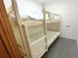 Спальное место на двухъярусной кровати в общем номере для мужчин