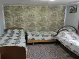Трехместный номер с собственной ванной комнатой вне номера