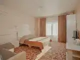 Двухместный номер с двуспальной кроватью и дополнительной кроватью