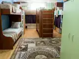 Спальное место на двухъярусной кровати в общем номере для мужчин и женщин
