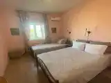 Номер с одной двухспальной и одной односпальной кроватями