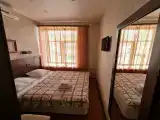 Двухместный номер эконом класса с кроватью king-size с общим санузлом на 2 номера.