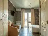 Трехместный номер с балконом и видом на бассейн на 2 этаже №10