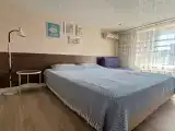 Трехместный номер с боковым видом на море