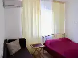 Трехместный номер эконом-класса с общей ванной комнатой
