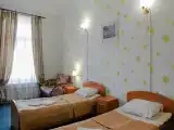 Двухместный номер с 2 отдельными кроватями и общей ванной комнатой