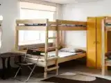 Кровать в общем мужском 16-местном номере с 8 двухъярусными кроватями