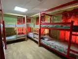 Койко-место на двухъярусной кровати в 8-местном номере для мужчин