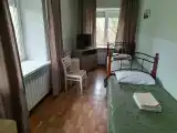 Двухместный номер с 2 отдельными кроватями и общей ванной комнатой