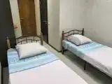 Небольшой двухместный номер с 2 отдельными кроватями