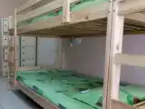 Кровать в мужском номере с 4 двухъярусными кроватями (удобства общие)