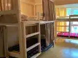 Спальное место на двухъярусной кровати в общем номере для мужчин