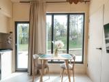 Дом с панорамными окнами и видом на лес