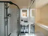 Дом с панорамными окнами и видом на лес