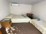 Трехместный номер с основными удобствами