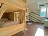 Кровать в общем номере для мужчин с 4 кроватями