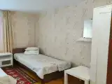 Стандартный двухместный номер с 2 отдельными кроватями и общей ванной комнатой