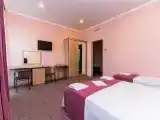 Двухместный номер с двуспальной кроватью и дополнительной кроватью