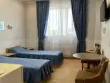 Стандартный двухместный номер с 2 отдельными кроватями и общей ванной комнатой