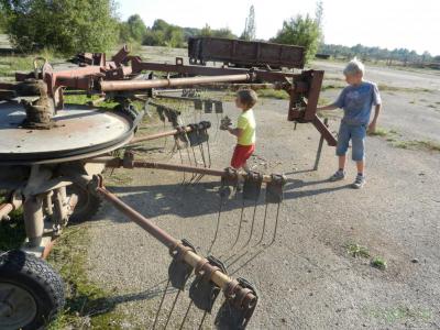 Прицеп к трактору - грабли-ворошилка сена