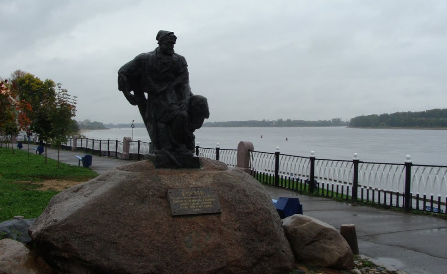 Памятник бурлаку