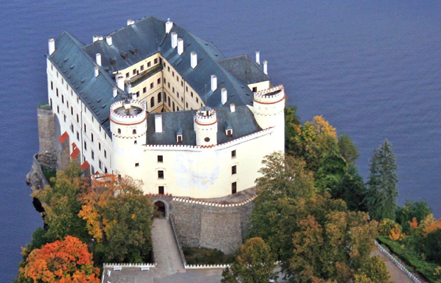 Замок Орлик