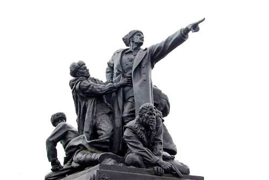 Памятник генералу Ефремову