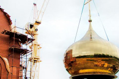 Подъем главного купола на Покровский храм.