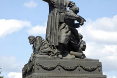 Памятник генералу Ефремову - фото 3