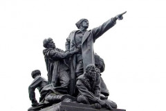 Памятник генералу Ефремову в Вязьме